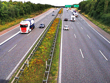 Biler kører på en motorvej